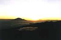 Mt. Meru o zachodzie słońca ze stoków Kilimandżaro - w cieniu na pierwszym planie grań Shiry