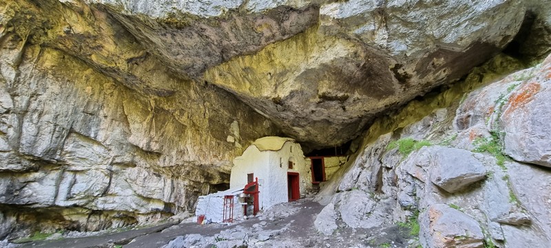 Jaskinia z kapliczką Św. Dionizosa