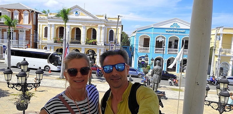 Selfie z budynku Ayuntamiento Municipal Puerto Plata na główny plac miasta – Plaza Independencia Selfie z budynku Ayuntamiento Municipal Puerto Plata na główny plac miasta – Plaza Independencia